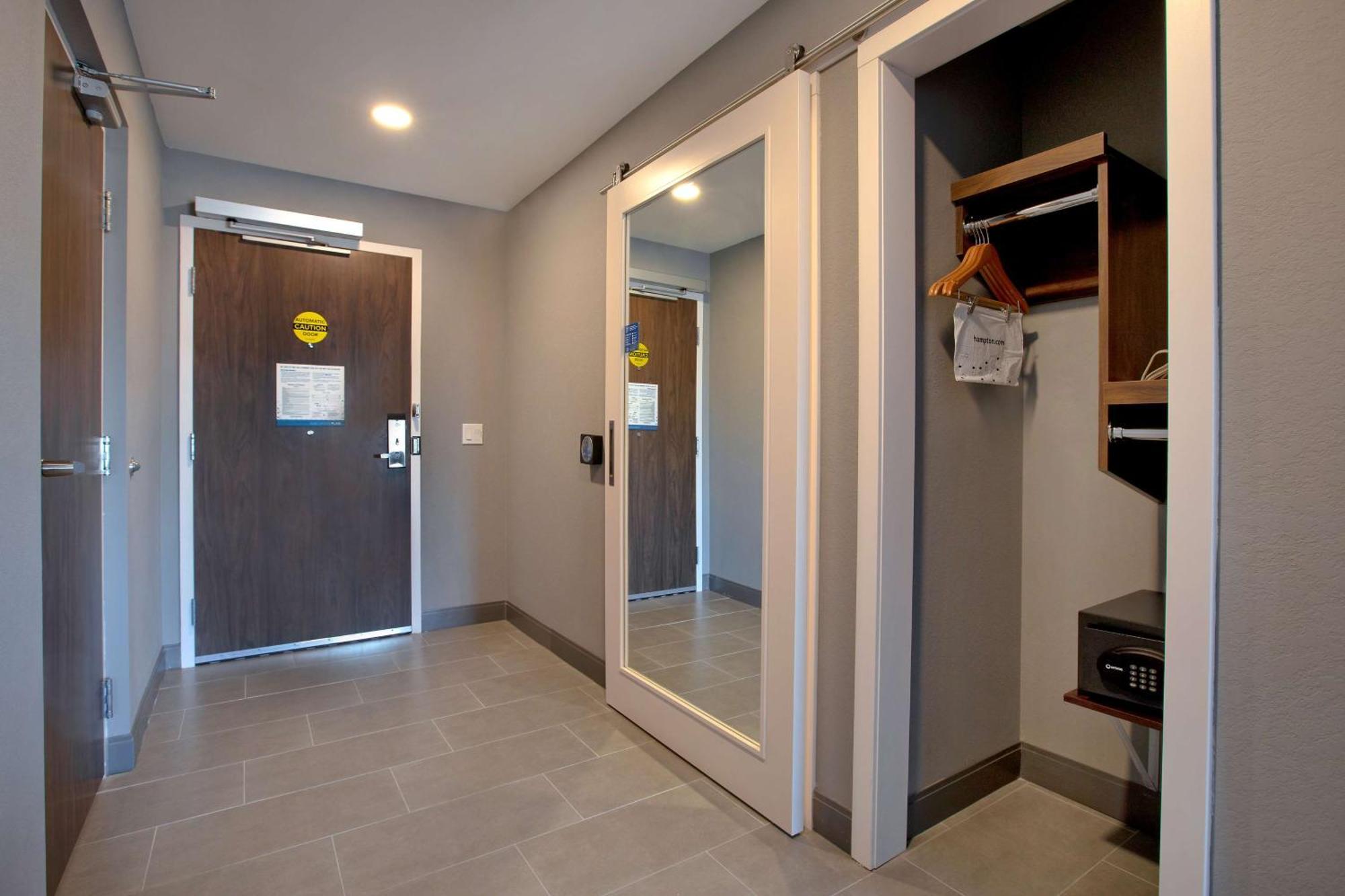 Hampton & West, Ontario, Canada Hotel 3*